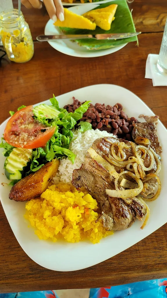 Catarata Esmeralda Uvita food