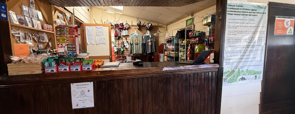 Albergue base Crestones reception