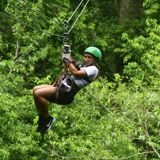 Aventuras en la selva tropical en Jacó Tirolesa