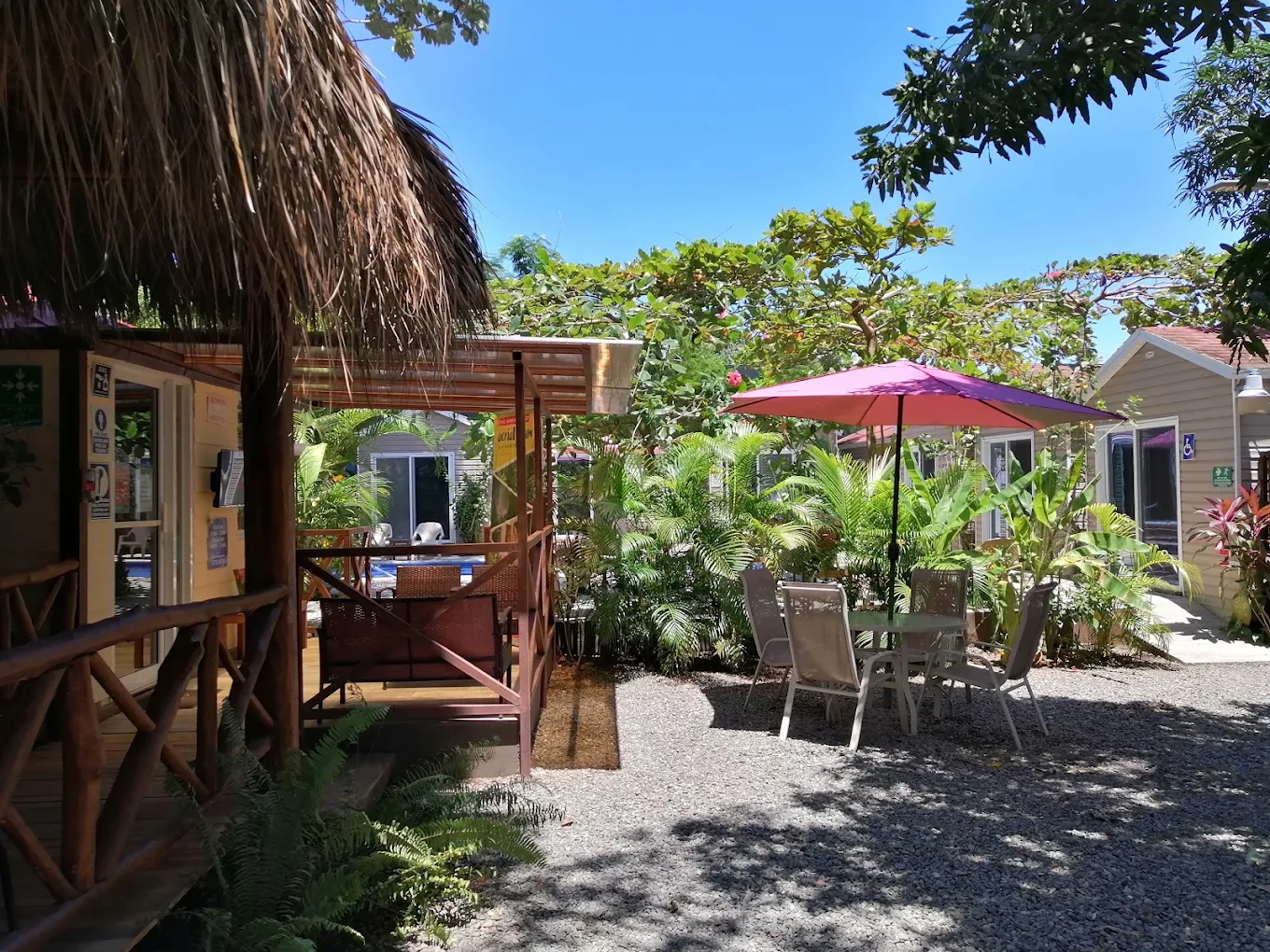 Jaco Lodge – Solo adultos