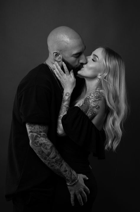 Emotionale Pärchenfotos in Schwarz-Weiß im Studio Meitingen