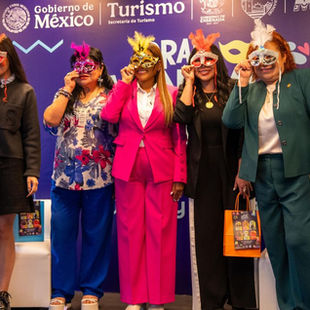 La alcaldesa de Ensenada, Claudia Agatón, durante la presentación del programa del Gran Carnaval 2026, que combina desfiles, conciertos gratuitos y actividades culturales