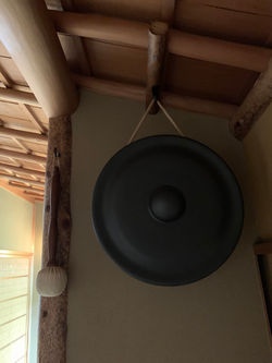 銅鑼は夜咄の茶事以外で打ちます