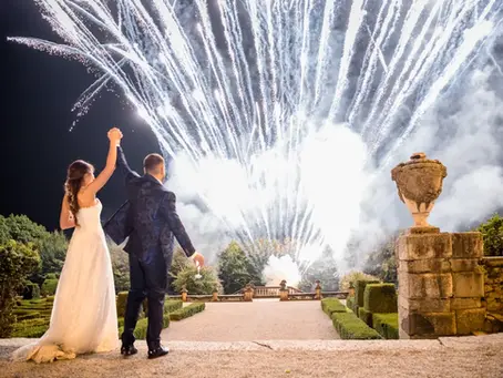 Sposi illuminati da suggestivi effetti luminosi durante il party. Il Sound Design di Direzioni Parallele crea un'atmosfera indimenticabile con luci e audio.