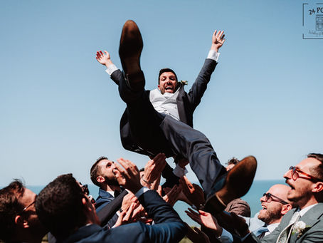 Intrattenimento matrimonio Abruzzo 2026, Direzioni Parallele: lo sposo vola in aria circondato dagli amici durante il party all'aperto.