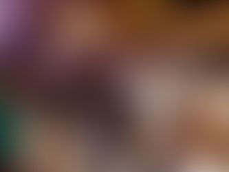 Sposi sorridenti al centro della pista da ballo, circondati dagli invitati che ballano felici e festeggiano. L'atmosfera è gioiosa e la scena è luminosa