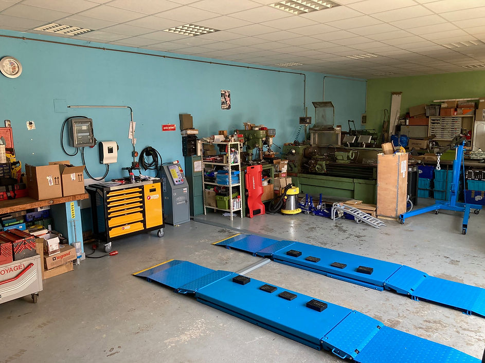 Outillage complet pour Entretien & Upgrade Aston Martin, Lamborghini (Pont élévateur, valise AMDS, machines-outils...)
