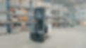 AMR Forx déplaçant de manière autonome une palette dans un entrepôt logistique, illustrant la simplicité d'utilisation et l'efficacité en manutention.