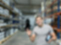 Homme satisfait devant son Robot Mobile Autonome Forx dans un entrepôt, symbolisant la solution clé en main. Flexibilité de location à partir de 3 mois, permettant un accès facile à la technologie de pointe sans engagement à long terme.