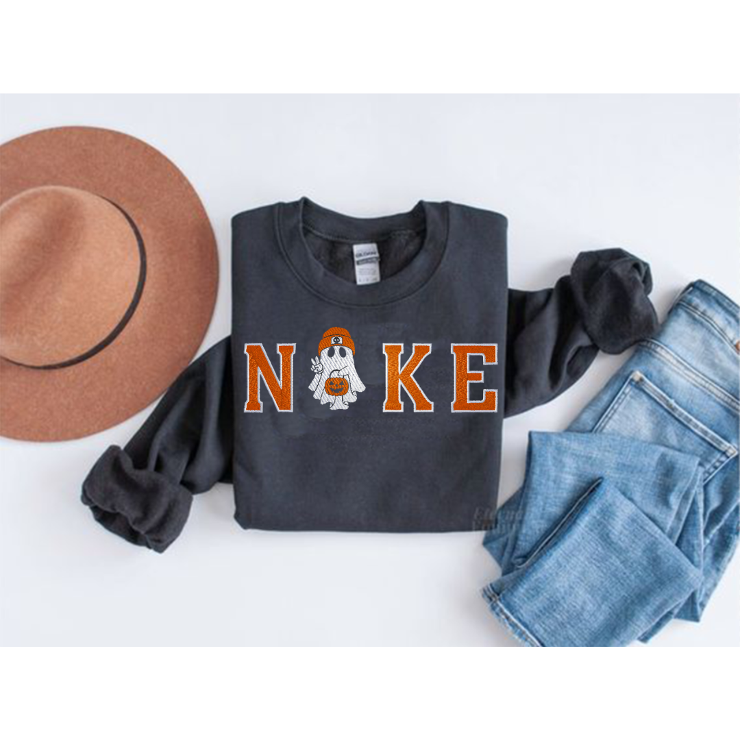 pull avec design fantôme