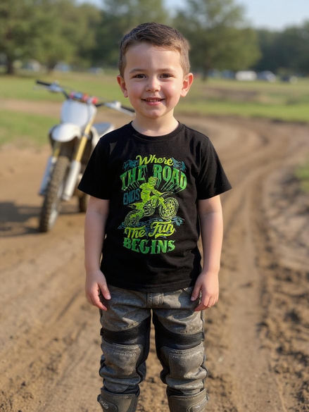 Enfant vêtu d'un t-shirt près thème motocross