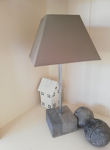 lampe de table en bois et zinc