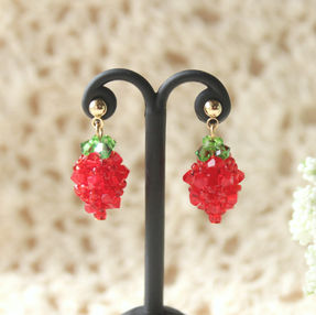 ふっくらイチゴのピアス（金メッキ）