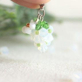 いちごチャーム(ホワイトオパール・黄緑の粒)