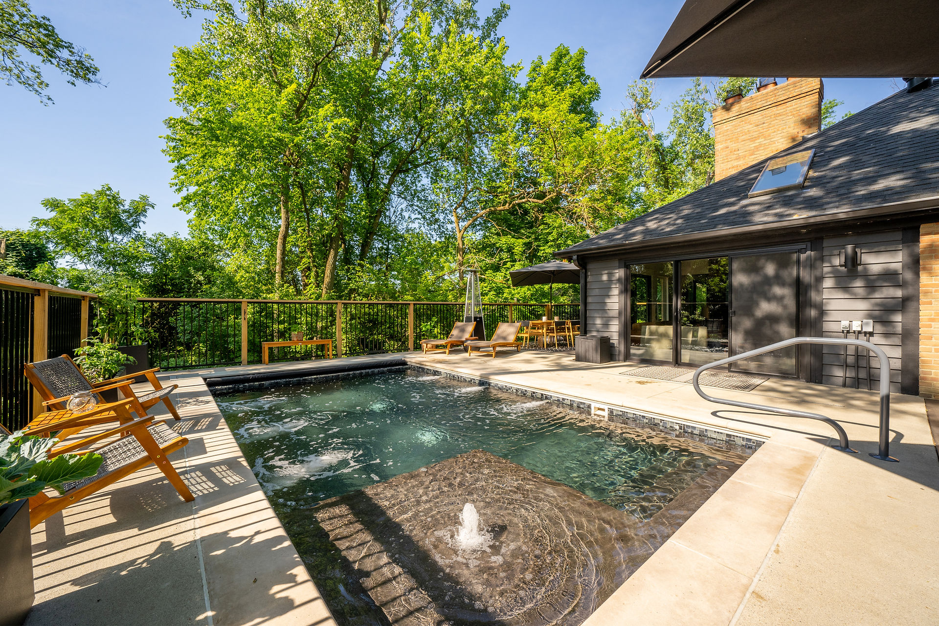 Pool bubblers with platform