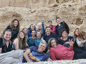 פשוט הולכות נובמבר-כל הזמן צוחקות