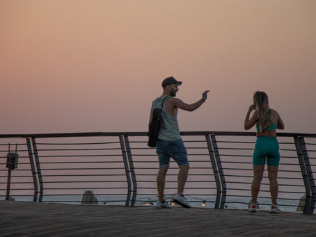 איך למשוך תשומת לב נשית (מבלי להראות מוזר…)