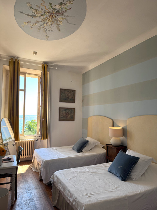 To enkeltsenge i lyst soveværelse, havudsigt, indkvartering i Sydfrankrig.