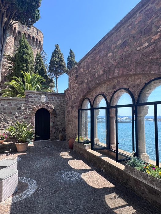 Historisk stenbygning, buede vinduer, Middelhavet, indkvartering i Sydfrankrig.