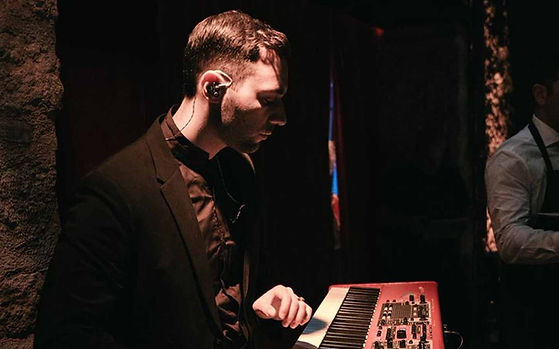Hire-pianist-in-mykonos.jpg