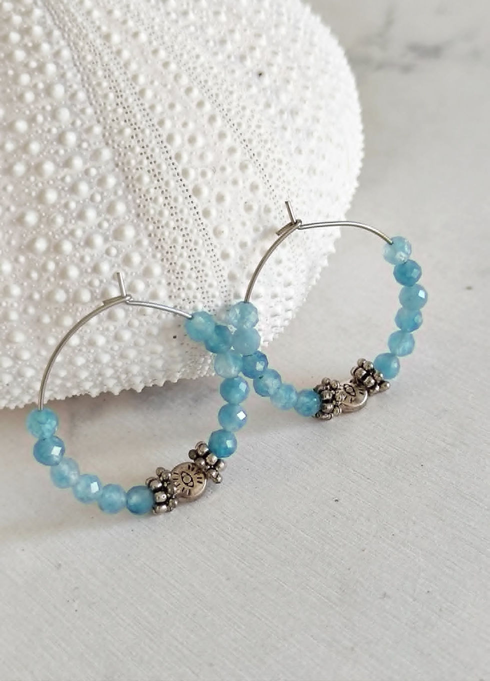 Boucles d’oreilles aigue-marine naturelles – Créoles artisanales élégantes