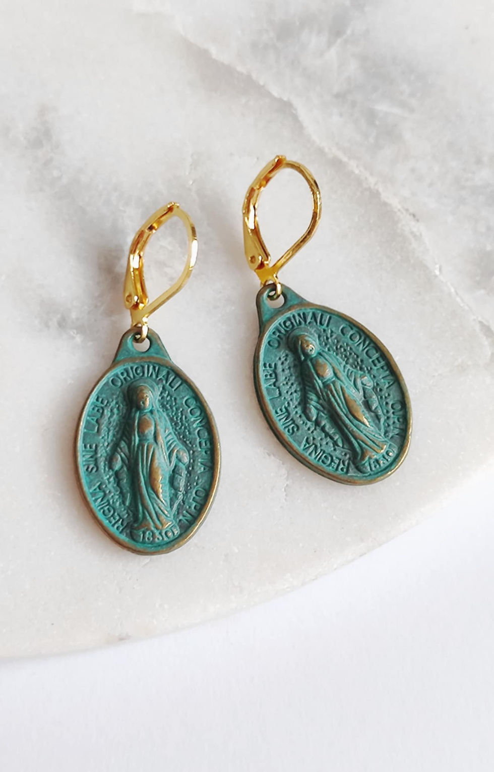 Title : Boucles d’oreilles “Protection Céleste” vert antique – Médailles miraculeuses | Signé Fanny