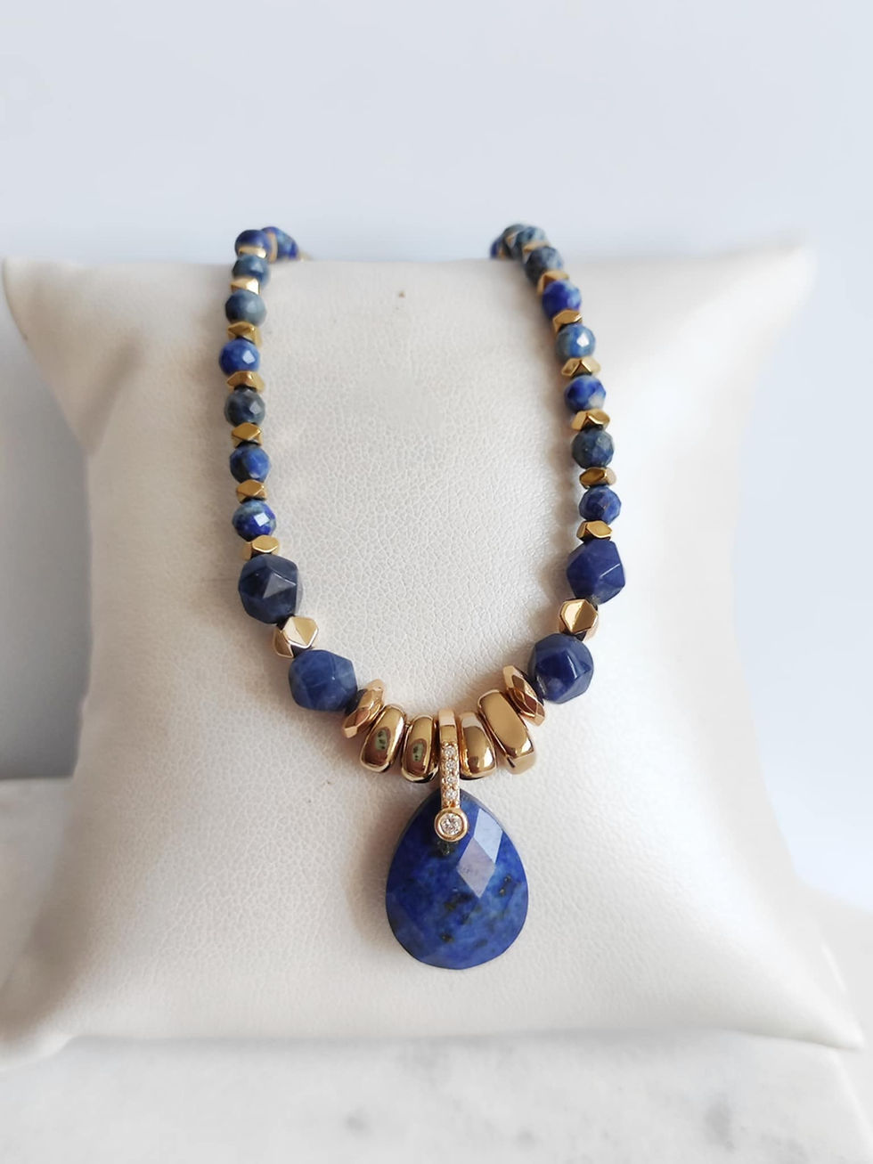 Miniature : Collier artisanal en lapis-lazuli et hématite dorée. Un bijou élégance & énergie, inspiré du ciel étoilé.