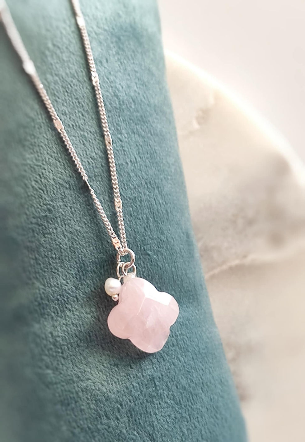 Thumbnail: Collier Douce Harmonie en quartz rose et perle d’eau douce – Signé Fanny