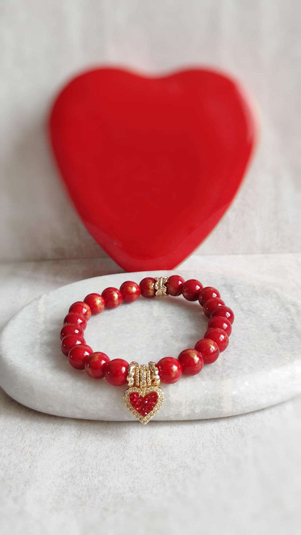 Thumbnail: Bracelet fait main en jaspe rouge naturel avec pendentif cœur doré. Pièce unique, idéale pour un cadeau Saint-Valentin