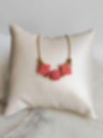 Miniature : Collier Coralia — perles corail imitation et perle centrale facettée sur chaîne dorée
