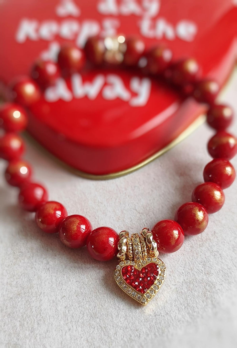 Bracelet fait main en jaspe rouge naturel avec pendentif cœur doré. Pièce unique, idéale pour un cadeau Saint-Valentin