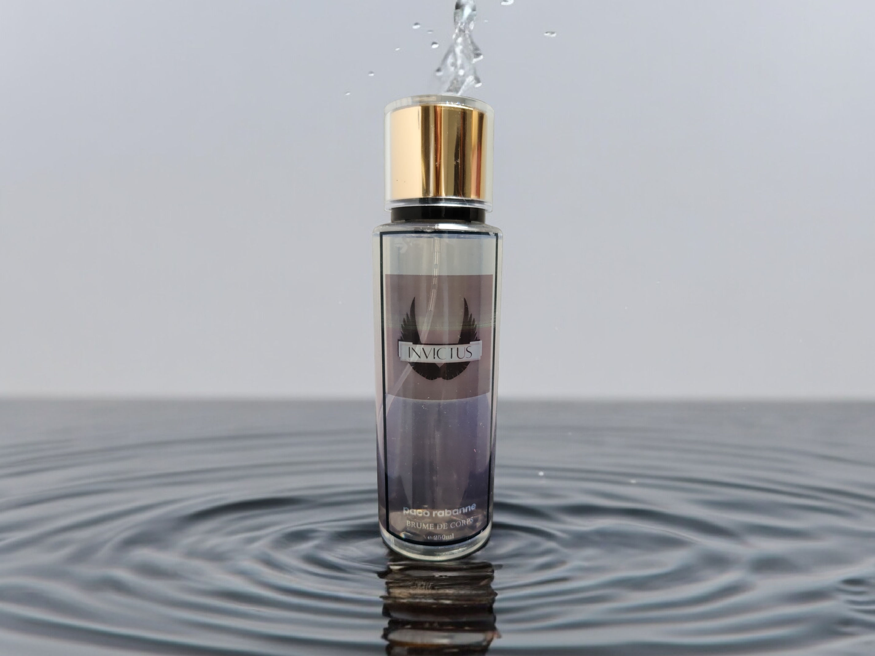 Flacon parfum Reyes Queens, 50ml, sur fond d'eau