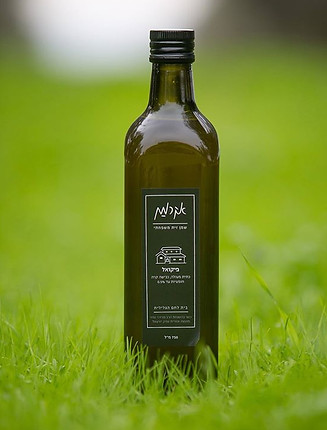 בקבוק שמן זית עם לוגו של זמן זיתים