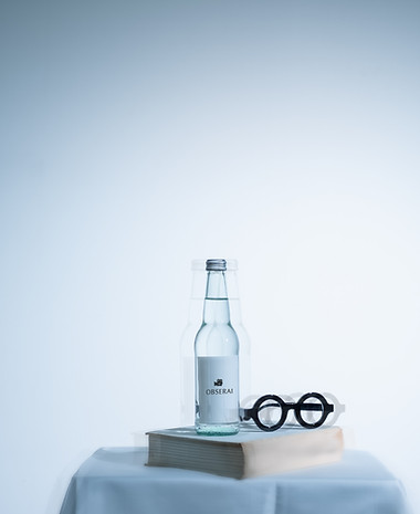 透明ボトルと眼鏡