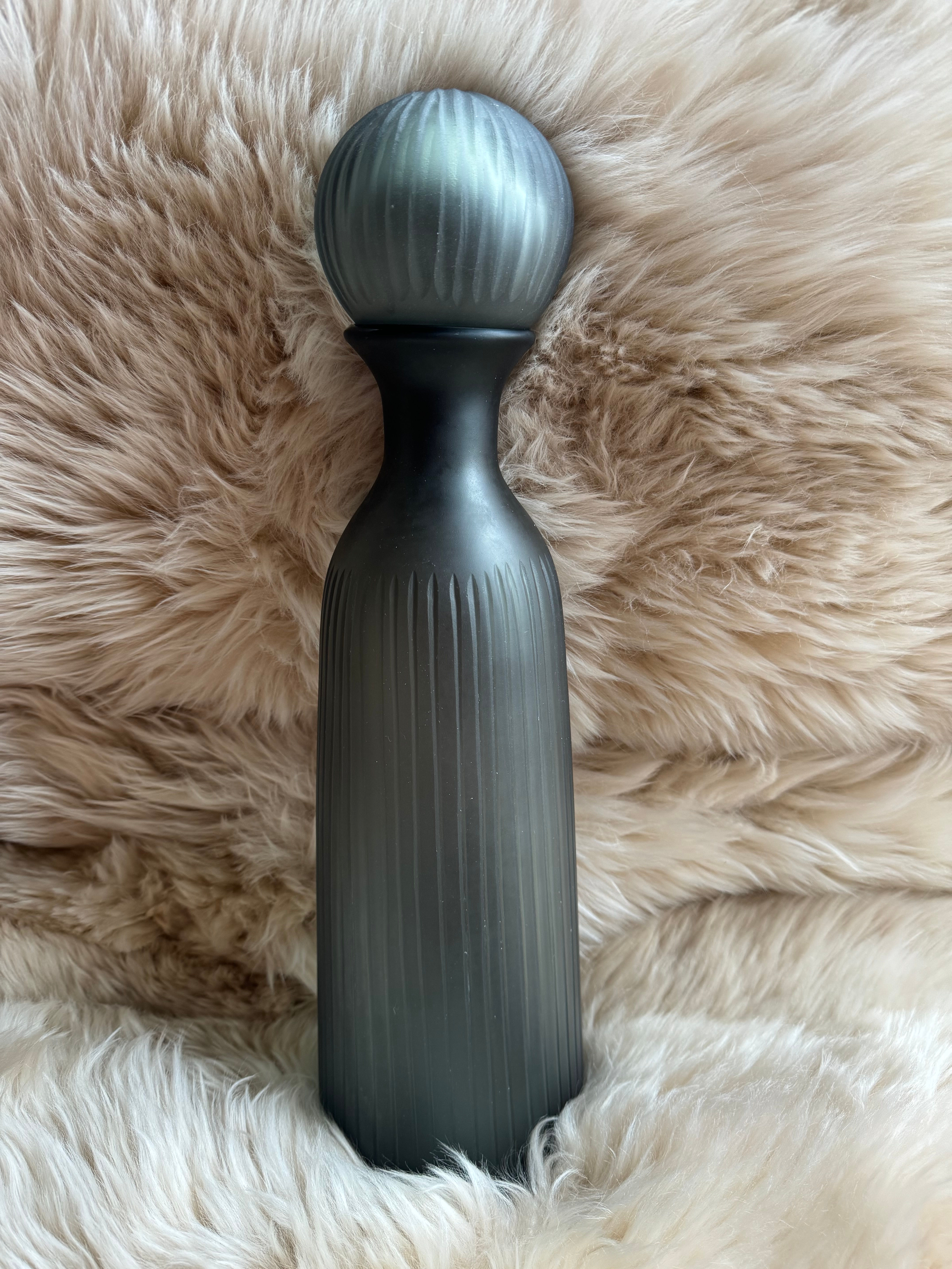 owego_home_decor_bottle_decorative_vase_lid_green_modern_ridges_unique