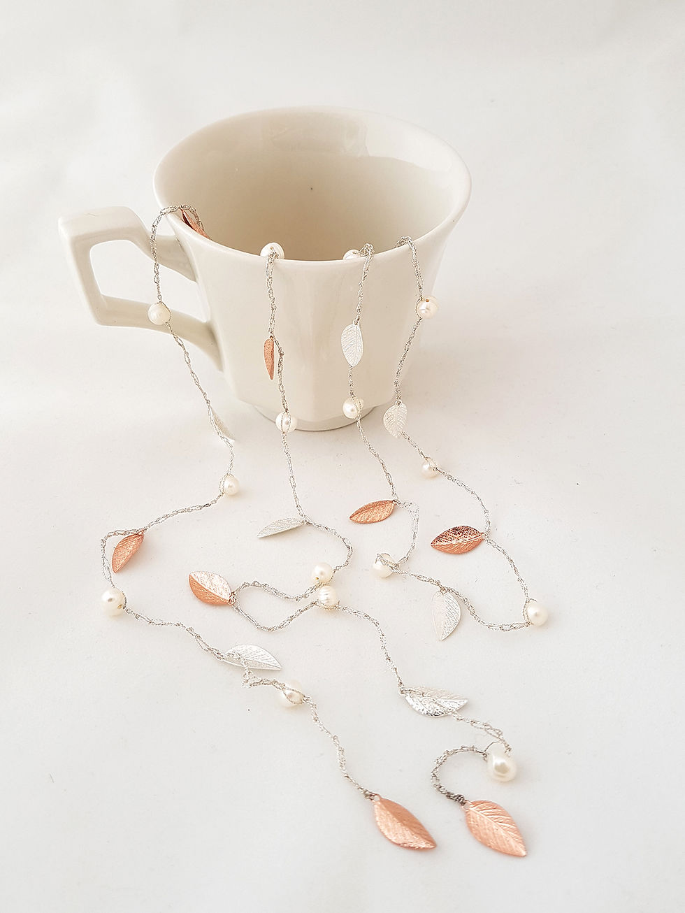 תמונה ממוזערת: Elegant silver silk necklace with silver and rose gold leaves and pearls
