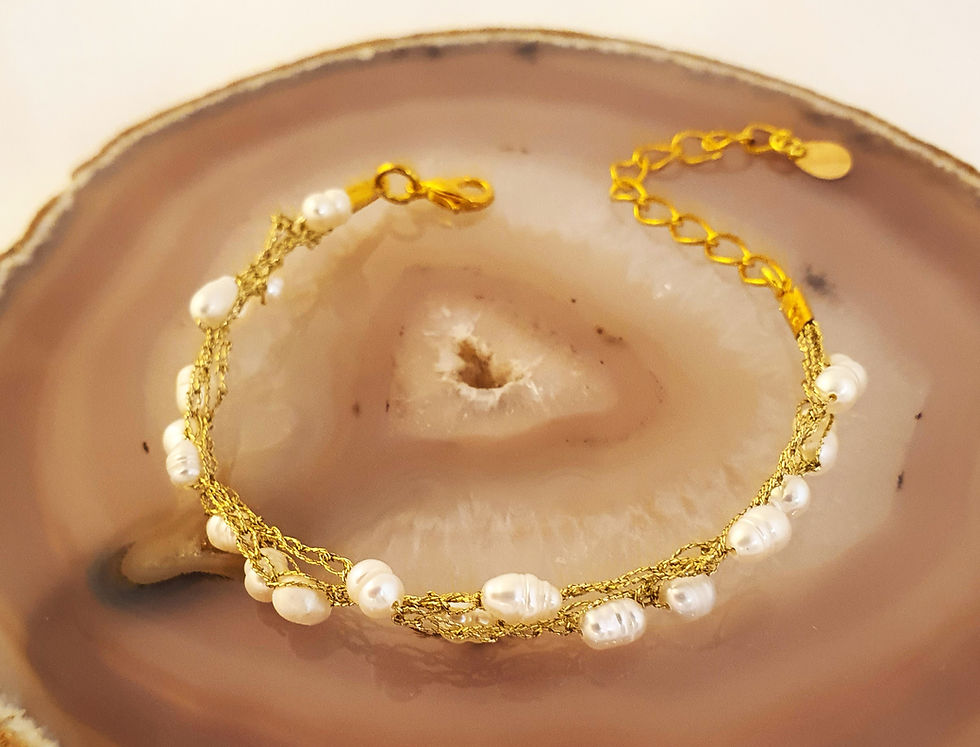 תמונה ממוזערת: Gold silk thread bracelet with freshwater pearls on display 4