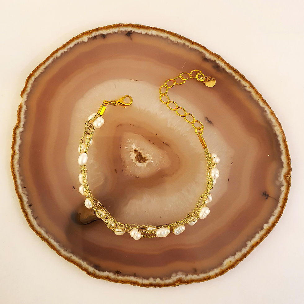 תמונה ממוזערת: Gold silk thread bracelet with freshwater pearls on display 2