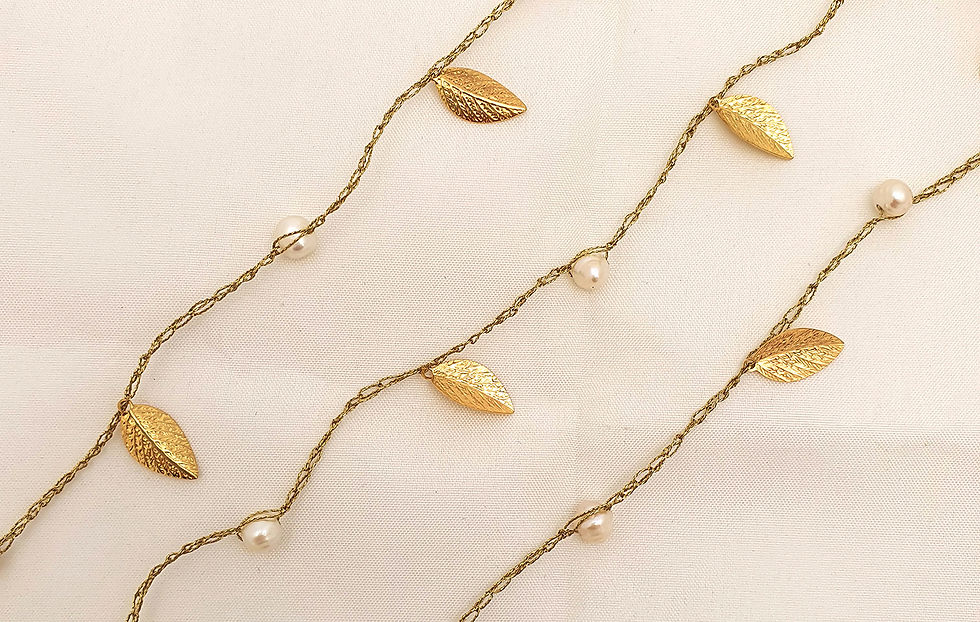 תמונה ממוזערת: Abramson Gallery Gold silk necklace with gold leaves and pearls
