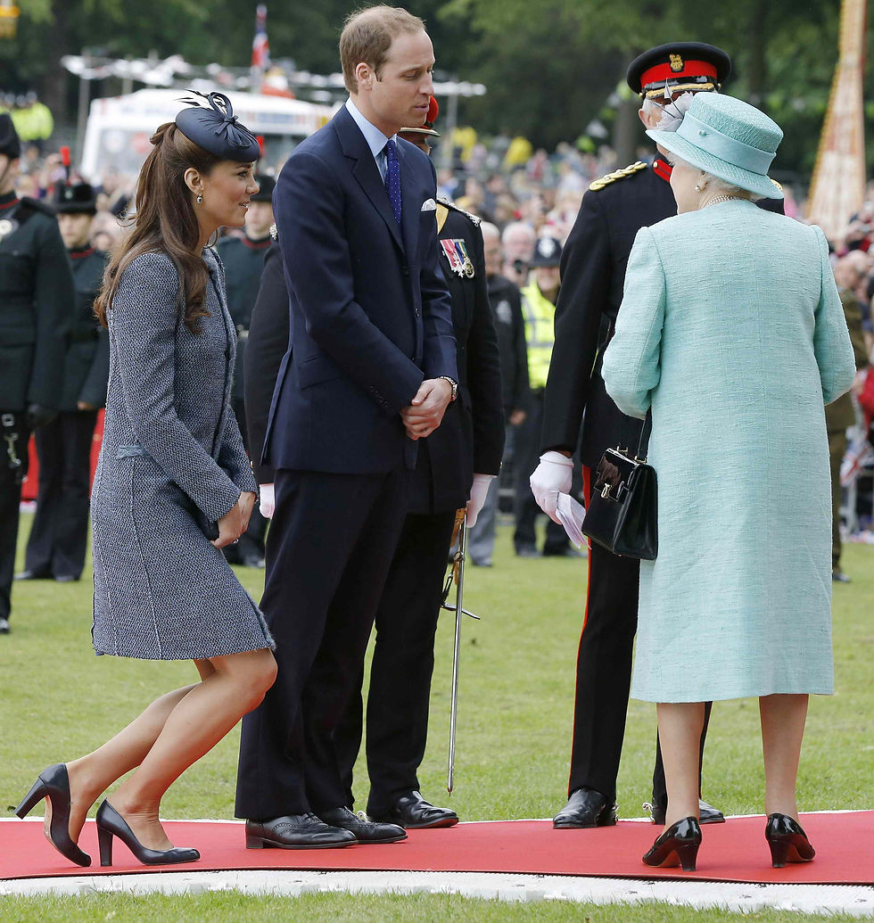 Kate-Middleton-Curtsy-the-queen-prince-william