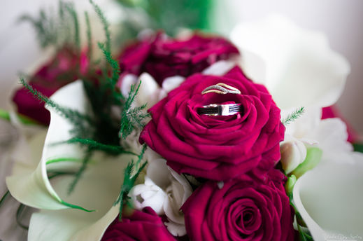 Bouquet de mariée avec les bagues photographe mariage Angers 