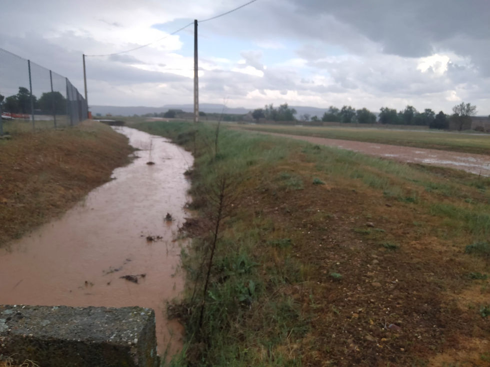 Así corría el agua por las cunetas de las eras, a la salida de Agrobauto. Foto Luis Ángel