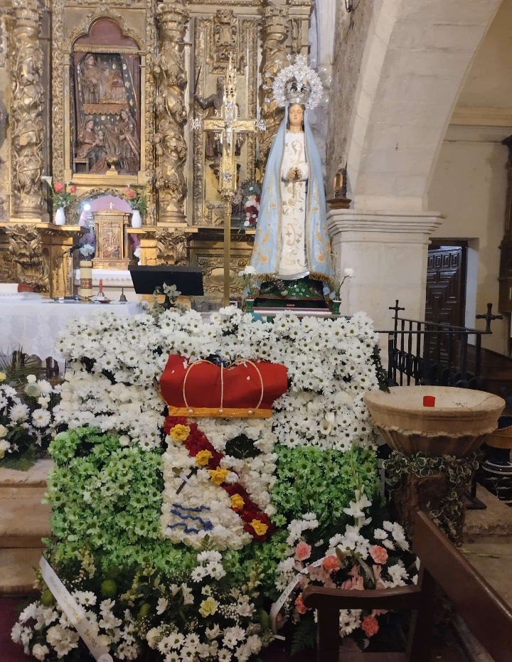 Detalle de la corona, con el escudo y los colores de Quintanilla. Foto Luis Ángel