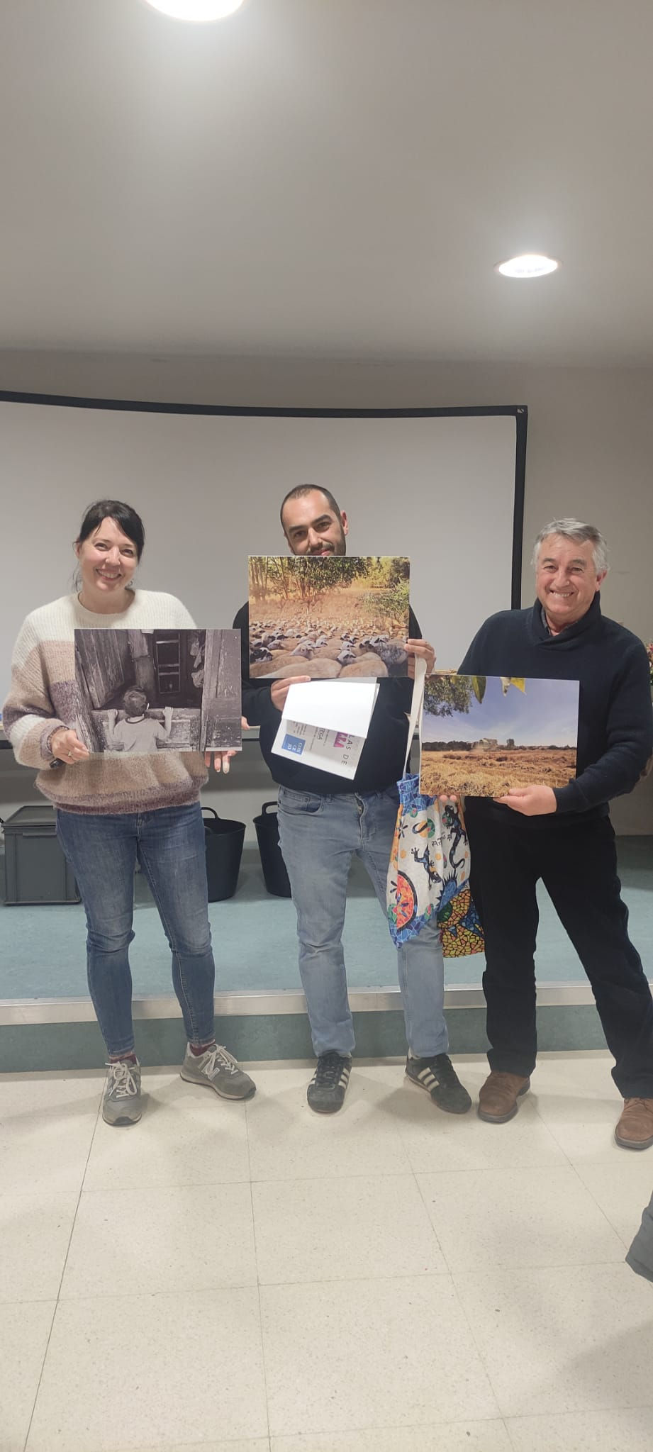 Concursantes con sus fotografías premiadas y regalos. Foto Patricia López