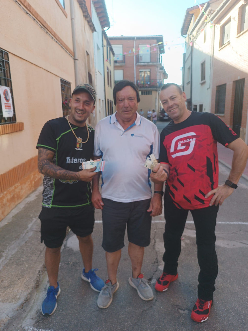 Adolfo (centro), gana el campeonato de tuta de fiestas, flanqueado por Carlitos (izq.) y Armando, segundo y tercero respectivamente. Foto Jairo Lozano
