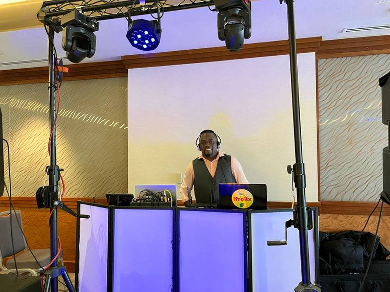 DJ ifrolix with Lighting and a Nice Presentation.