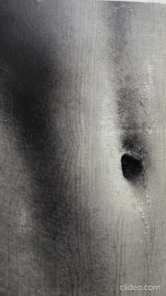 Photographie contemporaine d'un ventre de femme - impression sur matériau brut - oeuvre unique sur bois