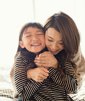 母と娘抱き