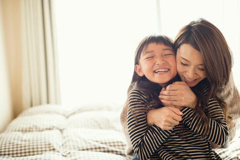Mutter und Tochter Umarmt
