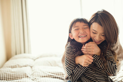 Madre e hija abrazos